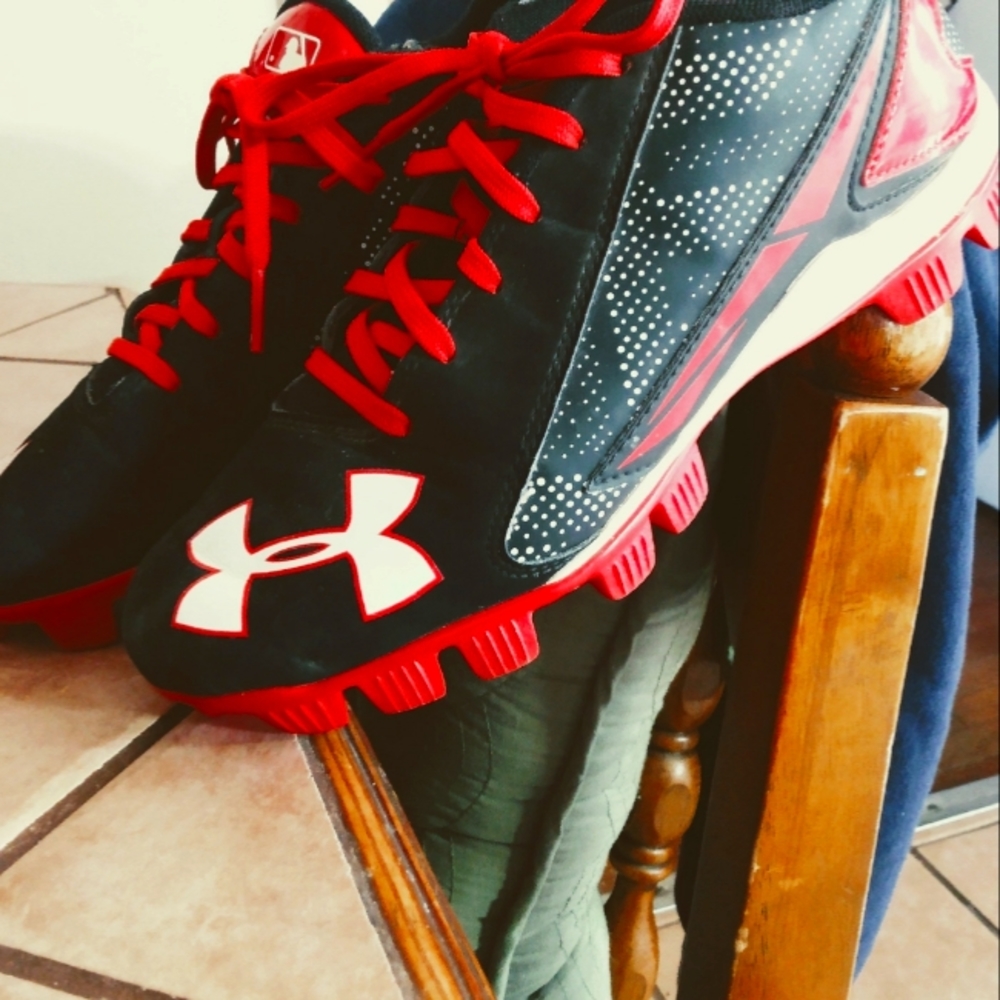 UnderArmour youth cleets